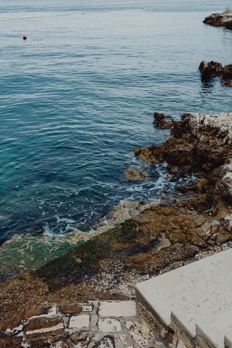 kaboompics_Rocky coastline on the Adriatic Sea in the small town of Rovinj, Croatia.jpg 方案配图,色彩意境,灰色,