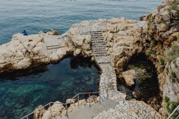 灰色 kaboompics_Rocky coastline on the Adriatic Sea in the small town of Rovinj, Croatia-2.jpg