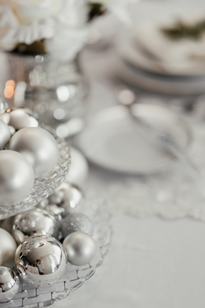 kaboompics_Silver balls on a glass stand on the table.jpg 方案配图,色彩意境,灰色,