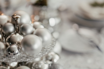 灰色 kaboompics_Silver balls on a glass stand on the table-2.jpg