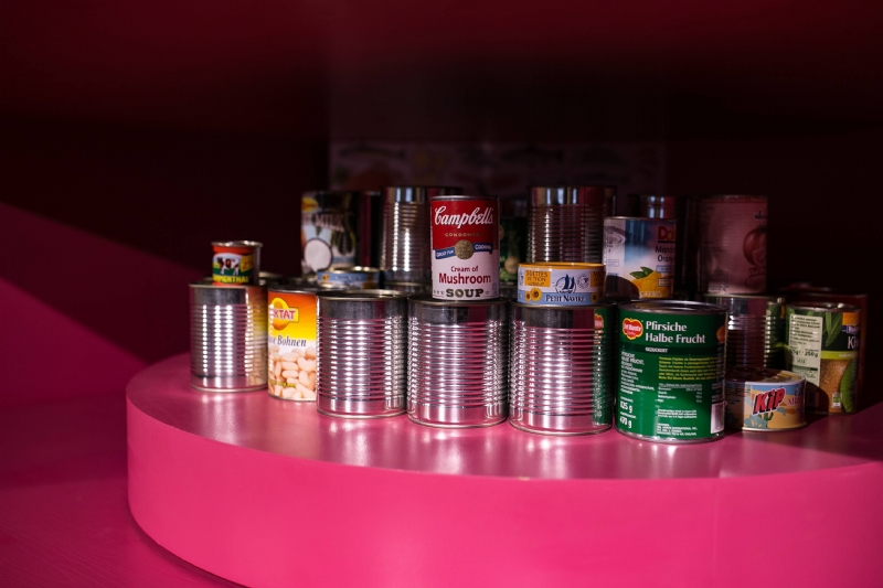 kaboompics_Arrangement of tin cans on a pink background.jpg 方案配图,色彩意境,粉色,