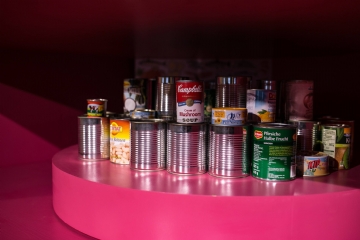 粉色 kaboompics_Arrangement of tin cans on a pink background.jpg