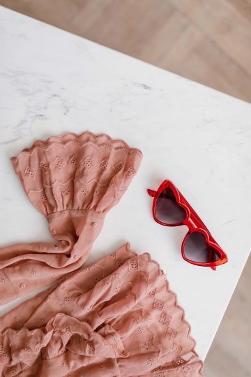 粉色 kaboompics_Blouse in pale pink colour made of thin chiffon with frills & heart shaped sunglasses.jpg