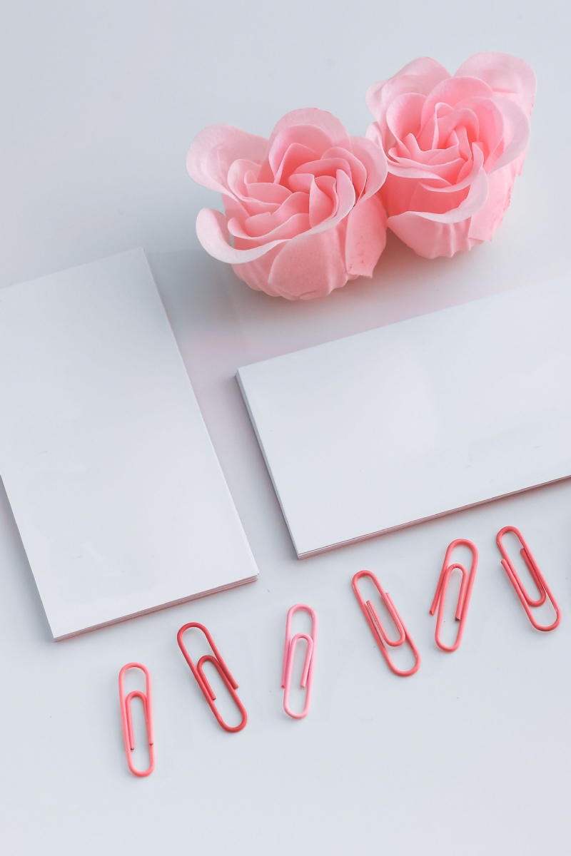 kaboompics_Little sheets of paper with pink paper clips.jpg 方案配图,色彩意境,粉色,