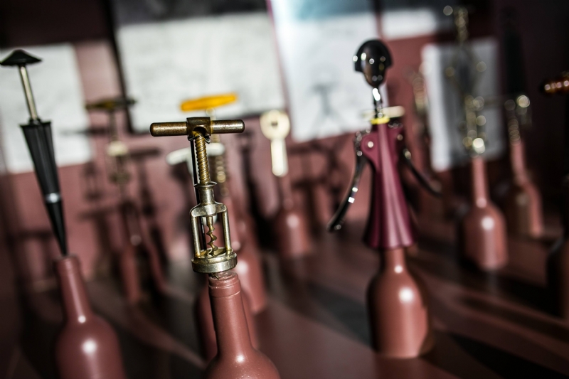 kaboompics_Array of corkscrews at an art exhibition.jpg 方案配图,色彩意境,紫色,