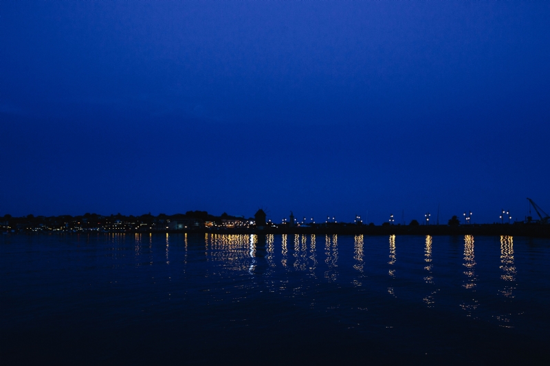 kaboompics_City lights reflected in the water at night.jpg 方案配图,色彩意境,蓝色,