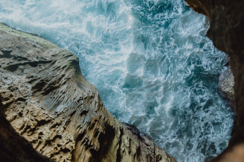 kaboompics_Cliff on the Western Seaboard of Algarve, Praia da Amoreira, Portugal-2.jpg 方案配图,色彩意境,蓝色,