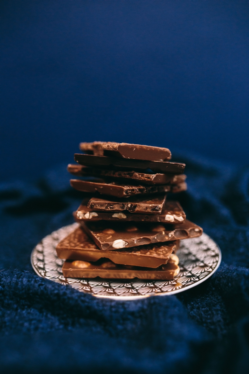 kaboompics_Close up a nut chocolate bar.jpg 方案配图,色彩意境,蓝色,