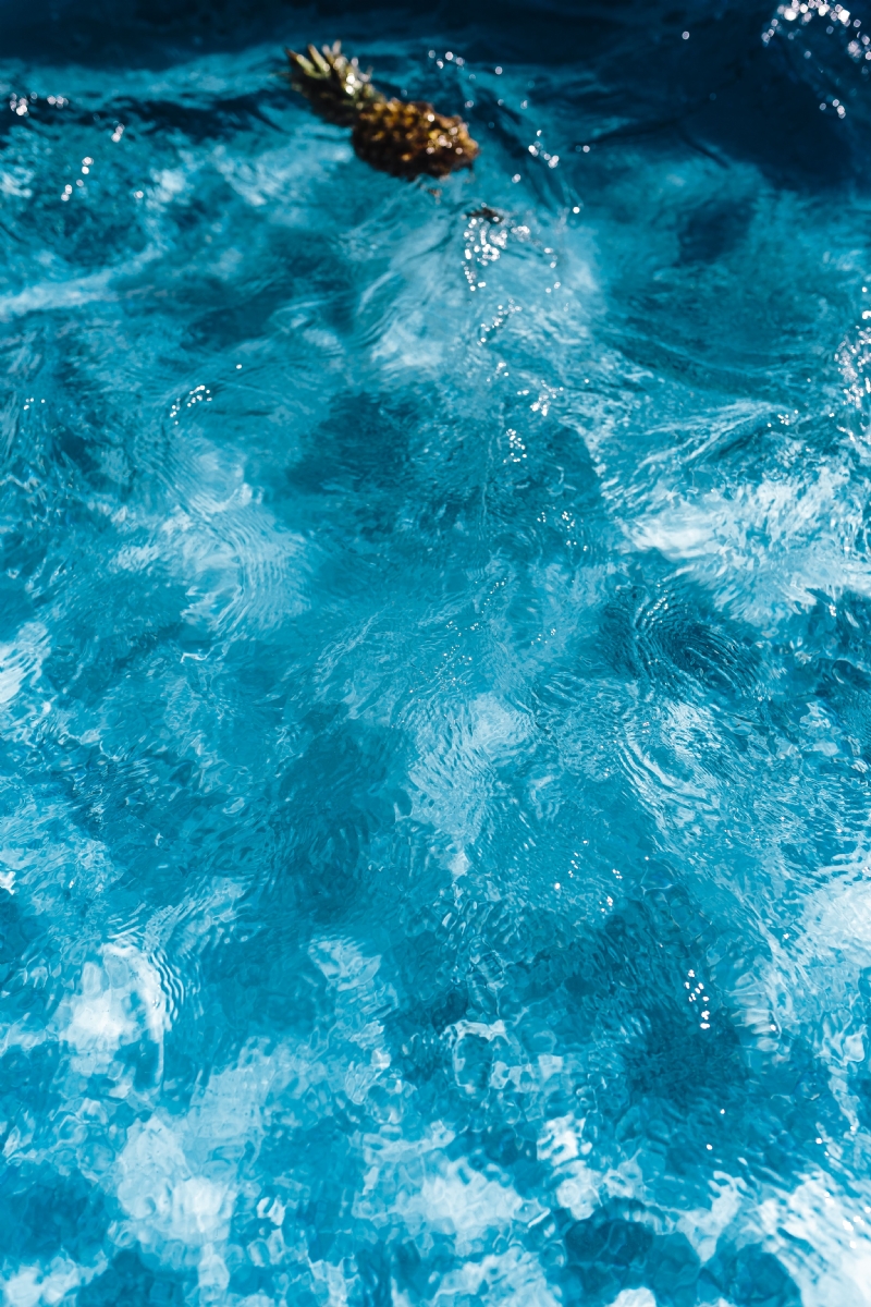 kaboompics_Pineapple in a swimming pool.jpg 方案配图,色彩意境,蓝色,