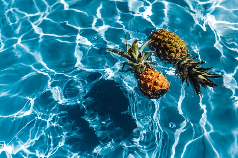 kaboompics_Pineapple in a swimming pool-2.jpg 方案配图,色彩意境,蓝色,