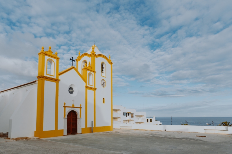 kaboompics_The church in the village of Luz in Lagos in the Algarve Region, Portugal.jpg 建筑参考,公共建筑,宗教,