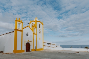 公共建筑 kaboompics_The church in the village of Luz in Lagos in the Algarve Region, Portugal.jpg