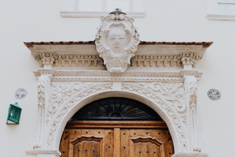 kaboompics_A city with ancient architecture, old doors, Cracow, Poland-2.jpg 建筑参考,局部元素,外墙,