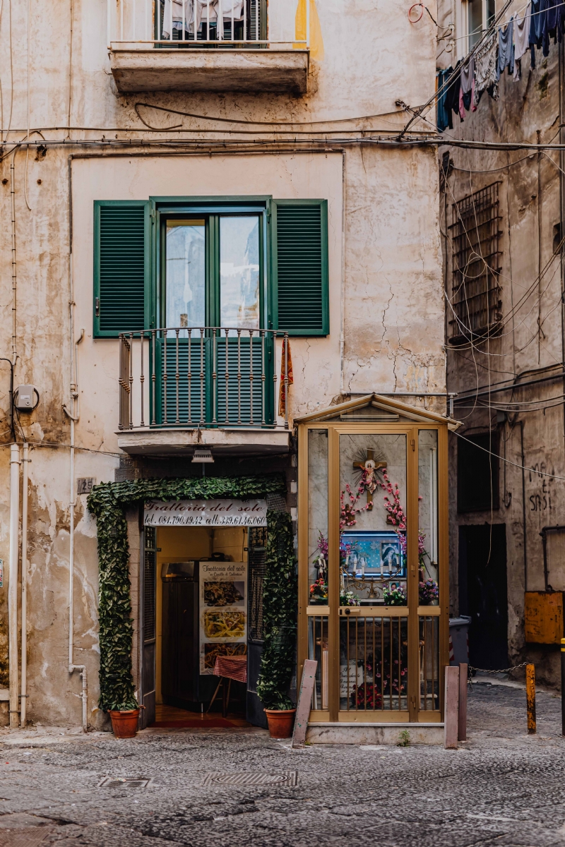 kaboompics_A religious shrine in the back streets of the old city of Naples.jpg 建筑参考,局部元素,外墙,