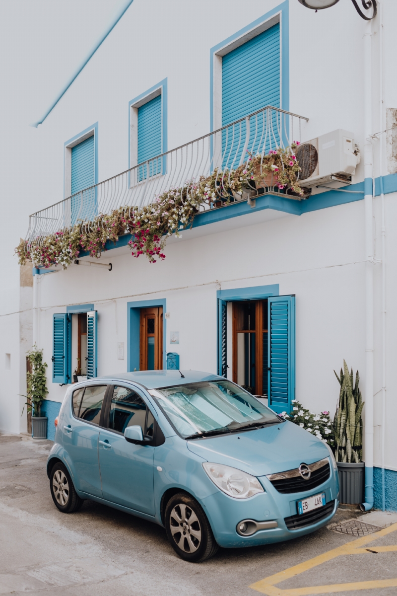 kaboompics_A small blue car parked in front of a white house with blue details.jpg 建筑参考,局部元素,外墙,