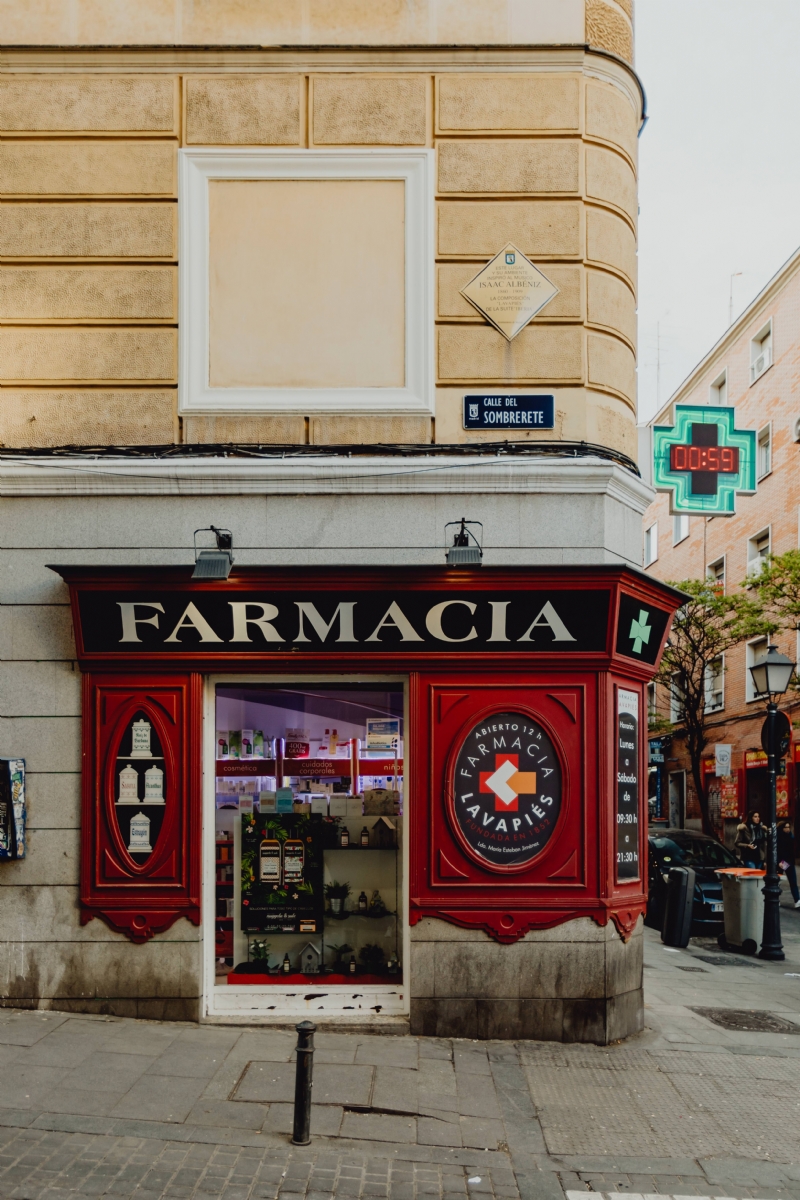 kaboompics_An old-fashioned pharmacy with an antique window in Madrid.jpg 建筑参考,局部元素,外墙,