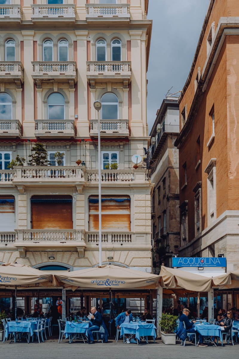 kaboompics_Beautiful old house with a restaurant in Naples.jpg 建筑参考,局部元素,外墙,