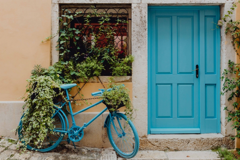 kaboompics_Blue doors and blue bicycle, Rovinj, Croatia.jpg 建筑参考,局部元素,外墙,