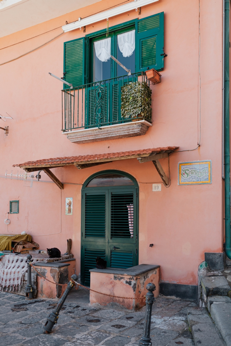 kaboompics_Bright colored building in Sorrento, Italy.jpg 建筑参考,局部元素,外墙,