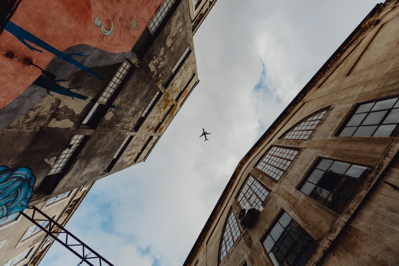 kaboompics_Buildings, sky, airplane, LX Factory, Lisbon, Portugal.jpg 建筑参考,局部元素,外墙,
