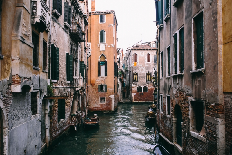 kaboompics_Canal with gondolas in Venice, Italy.jpg 建筑参考,局部元素,外墙,