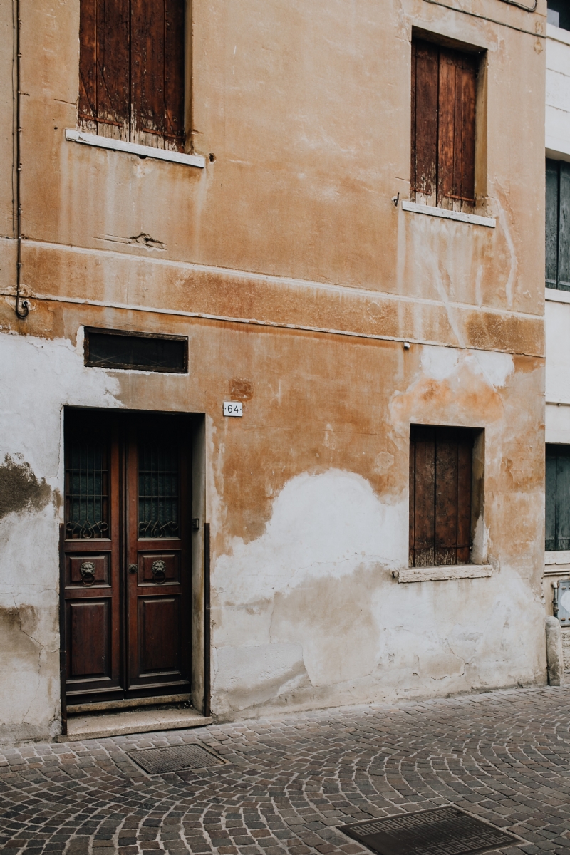 kaboompics_Classic style house entrance, old doors and windows.jpg 建筑参考,局部元素,外墙,