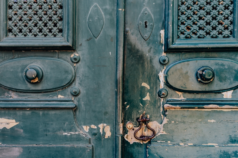 kaboompics_Colorful wooden door in the facade of a typical Portuguese house at Lisbon, Portugal.jpg 建筑参考,局部元素,外墙,