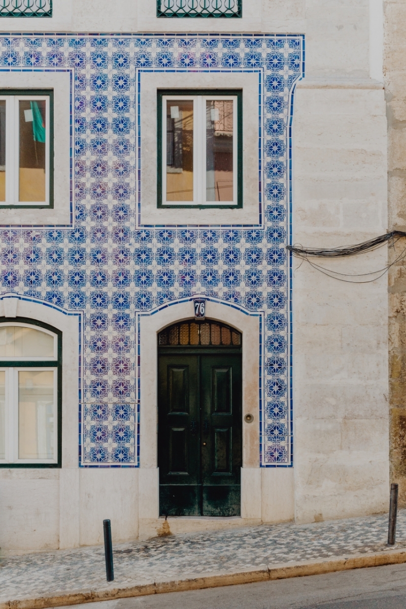 kaboompics_Colorful wooden door in the facade of a typical Portuguese house at Lisbon, Portugal-2.jpg 建筑参考,局部元素,外墙,