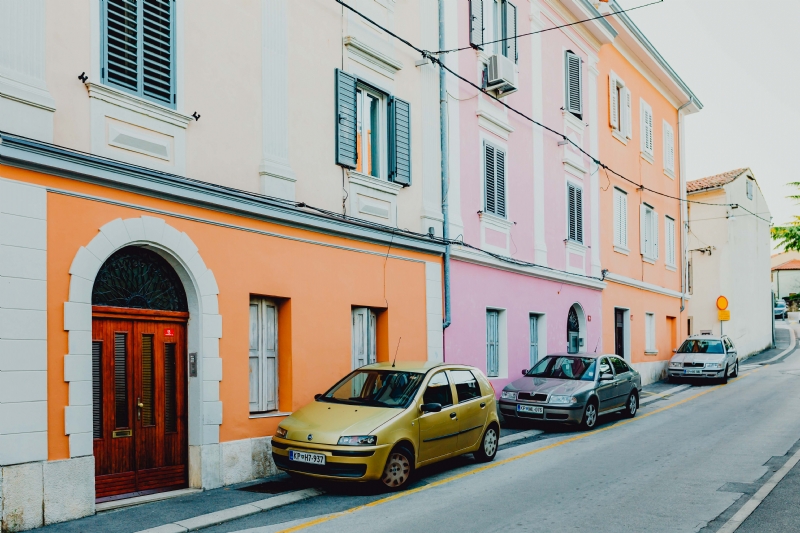 kaboompics_Colourful tenement houses in Izola, Slovenia. Cars parked on the street..jpg 建筑参考,局部元素,外墙,