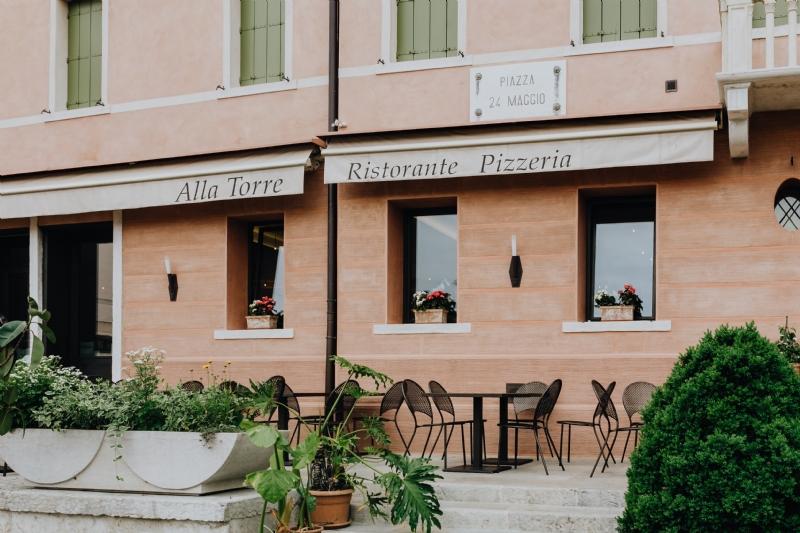 kaboompics_Cozy outdoor cafe in Castelfranco Veneto, Italy.jpg 建筑参考,局部元素,外墙,