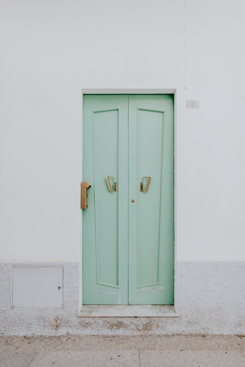 kaboompics_Green door.jpg 建筑参考,局部元素,外墙,