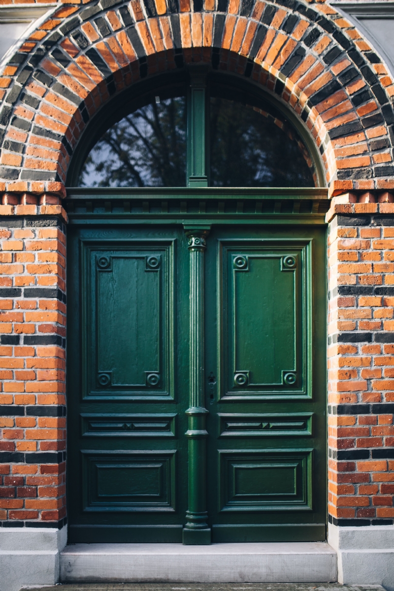 kaboompics_GReen Front Door on a Brick Building.jpg 建筑参考,局部元素,外墙,