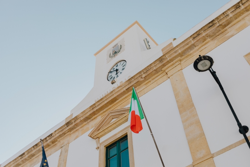 kaboompics_Italian flag hung on the building.jpg 建筑参考,局部元素,外墙,