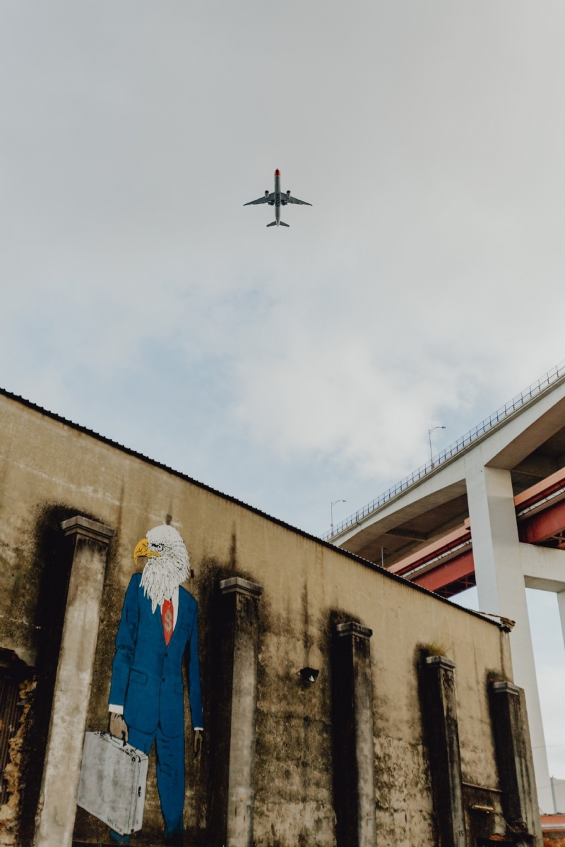 kaboompics_LX Factory street art, airplane, Lisbon, Portugal.jpg 建筑参考,局部元素,外墙,