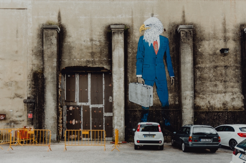 kaboompics_LX Factory street art, cars, Lisbon, Portugal.jpg 建筑参考,局部元素,外墙,