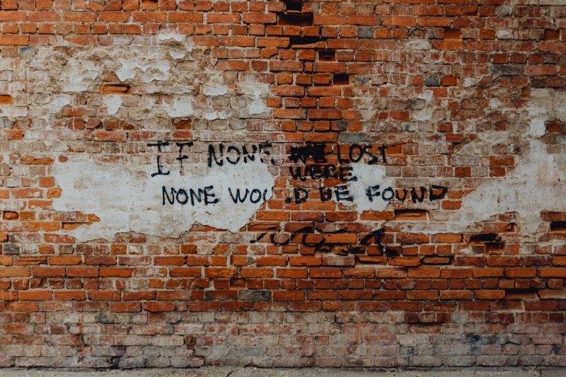 kaboompics_LX Factory street art, quote, Lisbon, Portugal.jpg 建筑参考,局部元素,外墙,