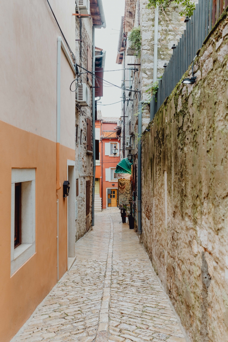 kaboompics_Narrow street in a small Mediterranean town, Rovinj, Croatia.jpg 建筑参考,局部元素,外墙,