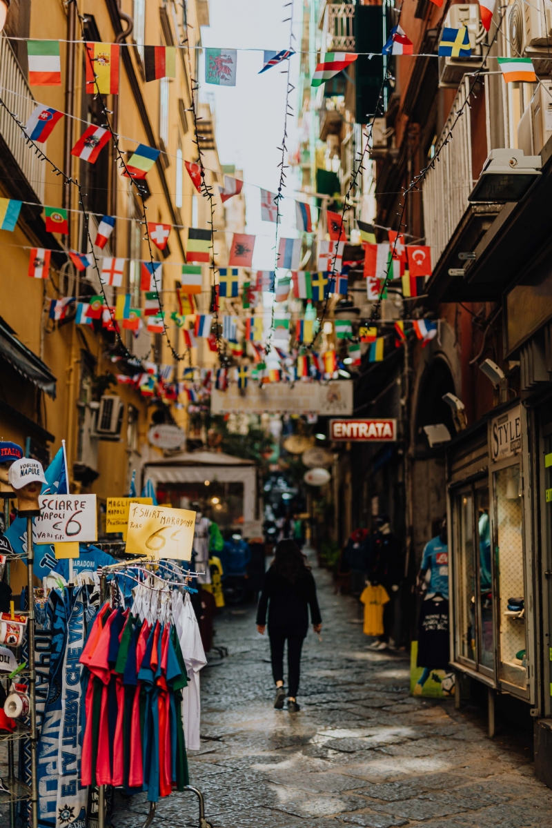 kaboompics_Narrow street with flags of various countries, Naples.jpg 建筑参考,局部元素,外墙,