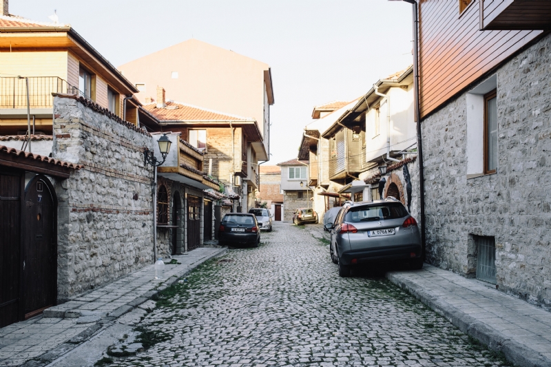 kaboompics_Narrow streets with old houses in the old town Nessebar, Bulgaria.jpg 建筑参考,局部元素,外墙,