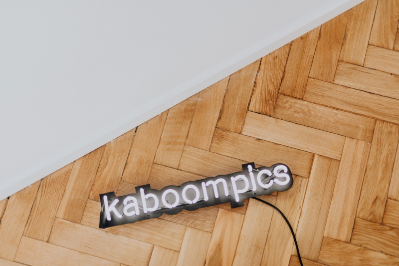 kaboompics_Neon Kaboompics on wooden parquet flooring.jpg 建筑参考,局部元素,外墙,