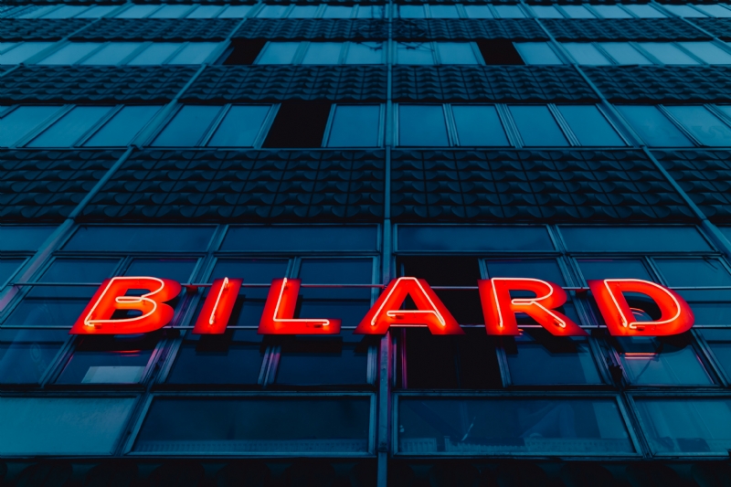 kaboompics_Neon sign Bilard on the building.jpg 建筑参考,局部元素,外墙,