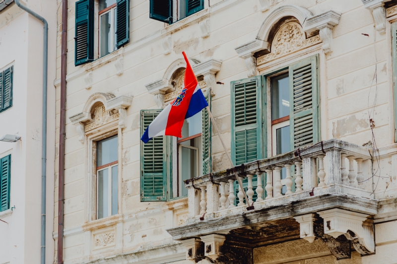 kaboompics_Old building with balcony, shutters and Croatian flag, Rovinj, Croatia.jpg 建筑参考,局部元素,外墙,