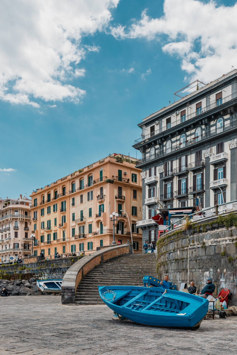 kaboompics_Old buildings - architecture of Naples & blue fishing boat.jpg 建筑参考,局部元素,外墙,