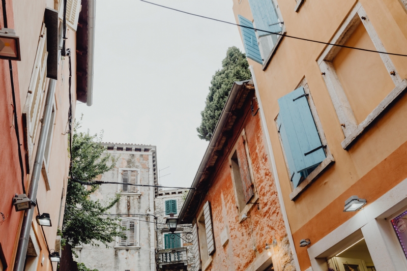 kaboompics_Old buildings with shutters in Rovinj, Croatia.jpg 建筑参考,局部元素,外墙,