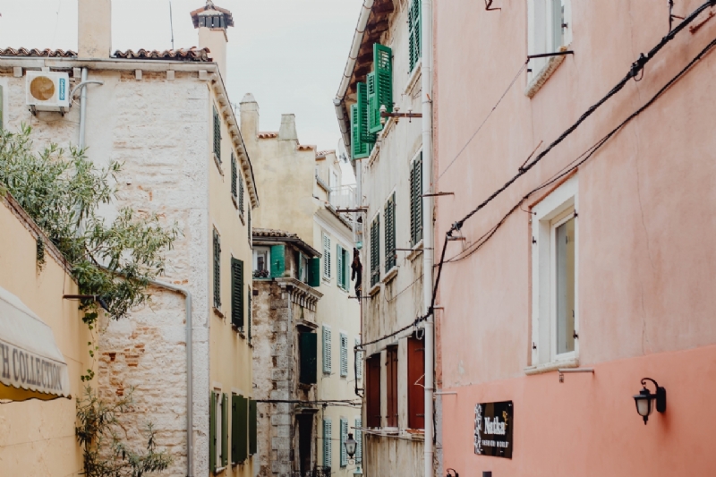 kaboompics_Old buildings with shutters in Rovinj, Croatia-2.jpg 建筑参考,局部元素,外墙,