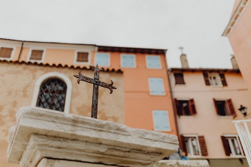 kaboompics_Old metal cross in front of buildings-2.jpg 建筑参考,局部元素,外墙,