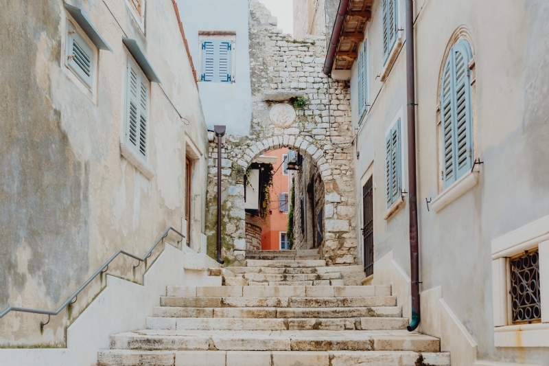 kaboompics_Old stone staircase in Rovinj, Croatia.jpg 建筑参考,局部元素,外墙,
