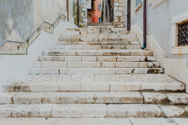 kaboompics_Old stone staircase in Rovinj, Croatia-2.jpg 建筑参考,局部元素,外墙,