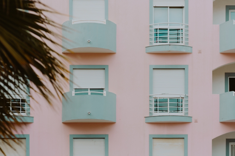 kaboompics_Pastel pink & light blue building, Lagos, Portugal.jpg 建筑参考,局部元素,外墙,