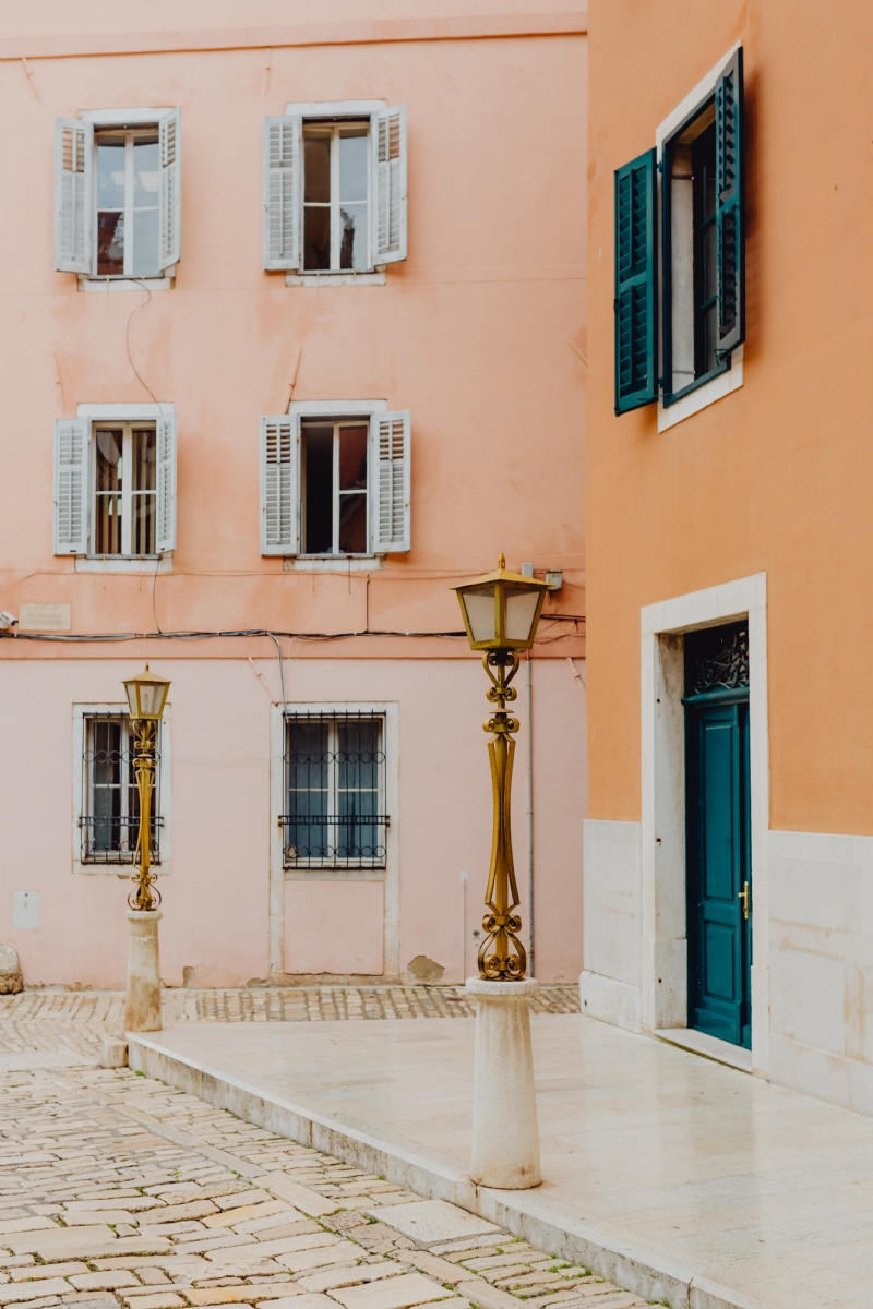 kaboompics_Pastel pink building with green doors and turquoise shutters, Rovinj, Croatia.jpg 建筑参考,局部元素,外墙,